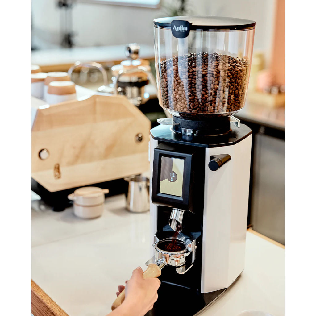 Anfim Luna espresso grinder in use